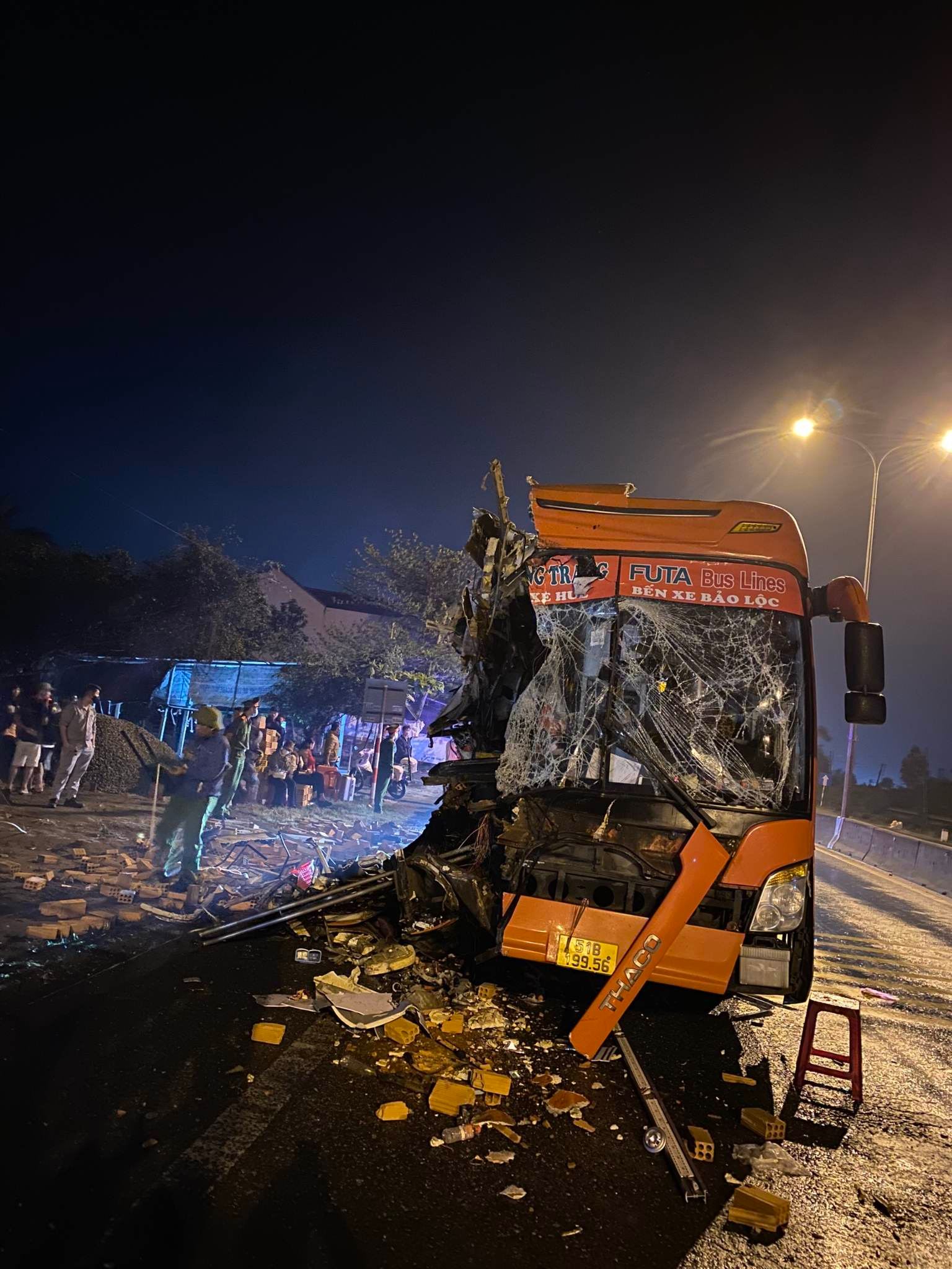 Quảng Nam: Tai nạn xe khách làm 3 người chết, 16 người bị thương - Ảnh 1.