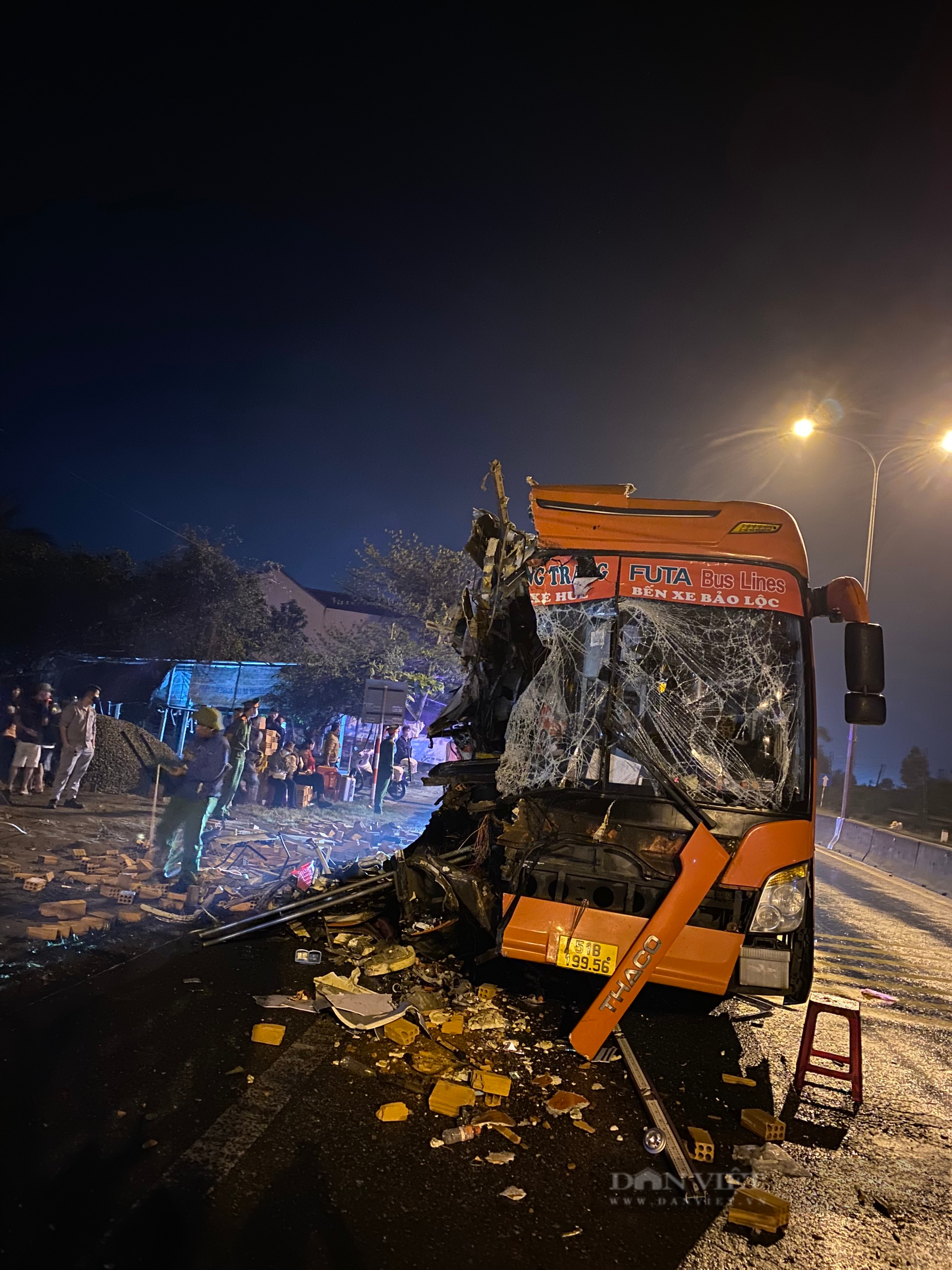 Quảng Nam: Hình ảnh xe khách nát bét sau khi “hôn đít” xe tải làm 3 người chết - Ảnh 1.