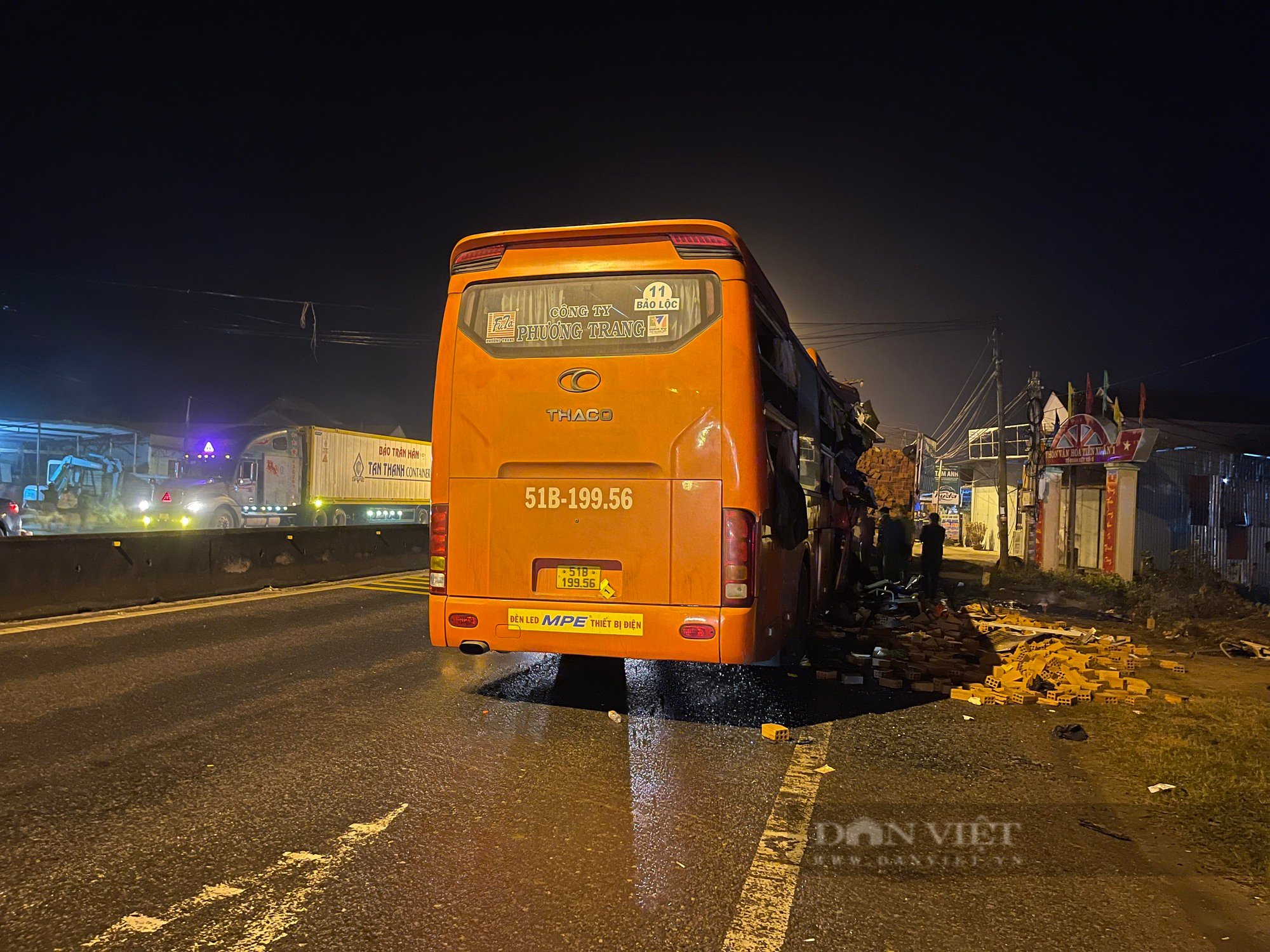Quảng Nam: Hình ảnh xe khách nát bét sau khi “hôn đít” xe tải làm 3 người chết - Ảnh 4.