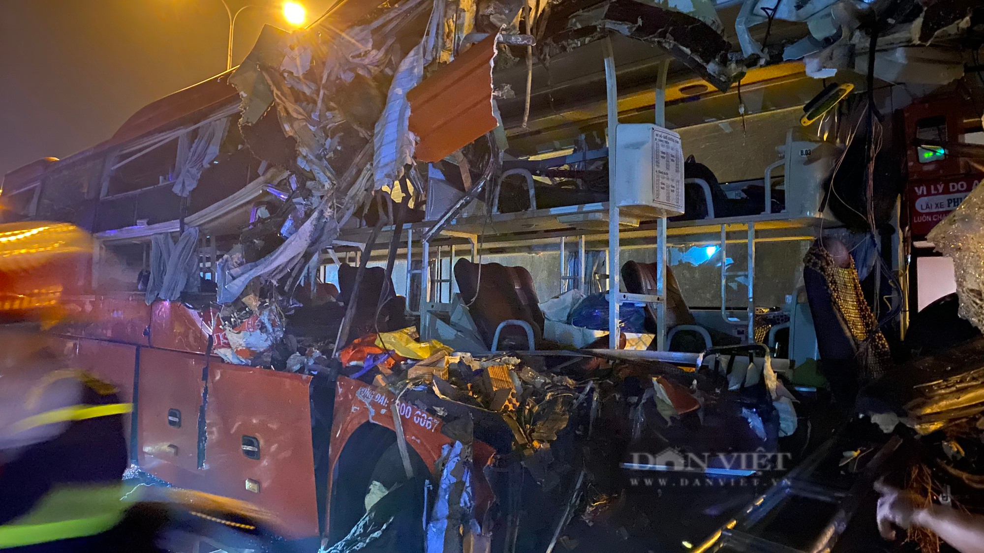 Quảng Nam: Hình ảnh xe khách nát bét sau khi “hôn đít” xe tải làm 3 người chết - Ảnh 5.