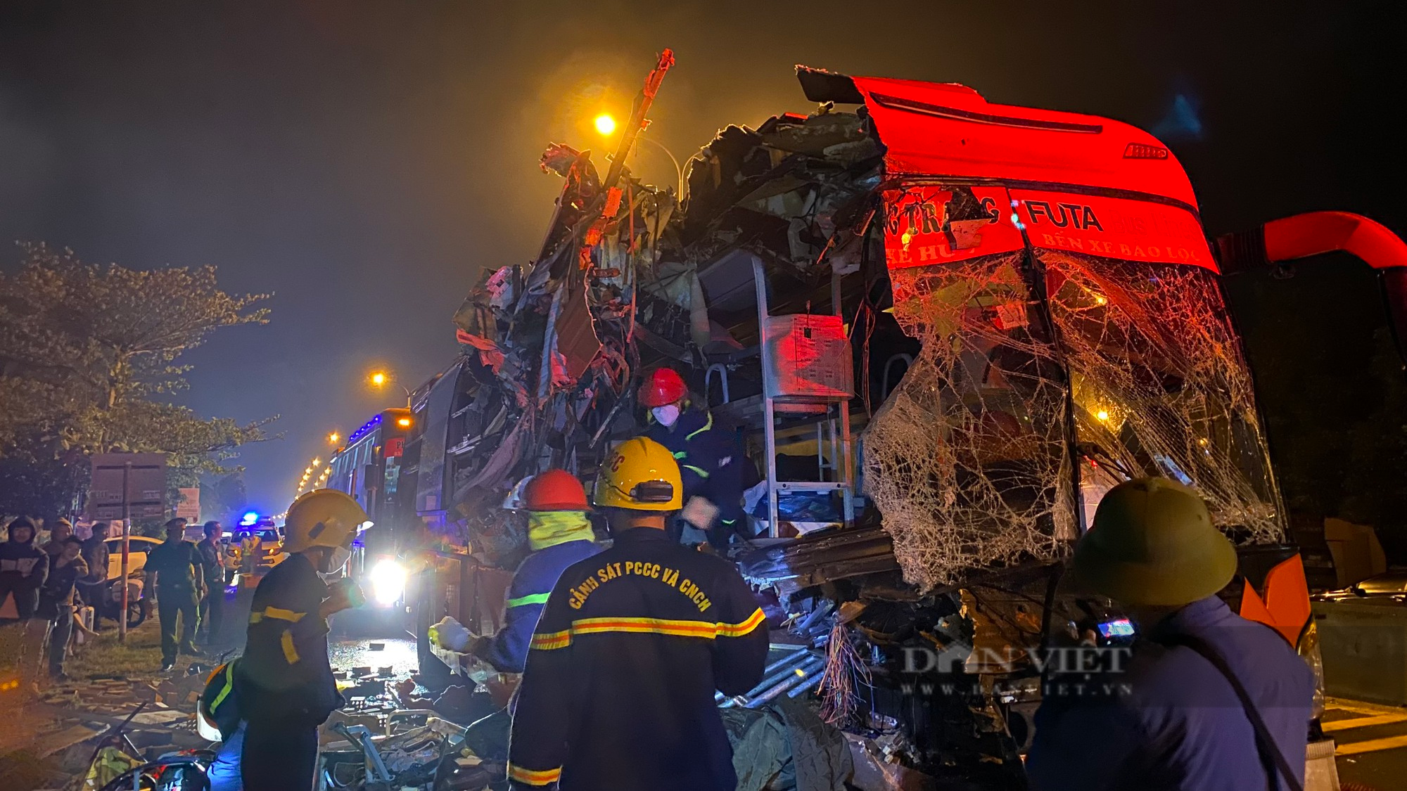 Quảng Nam: Hình ảnh xe khách nát bét sau khi “hôn đít” xe tải làm 3 người chết - Ảnh 6.