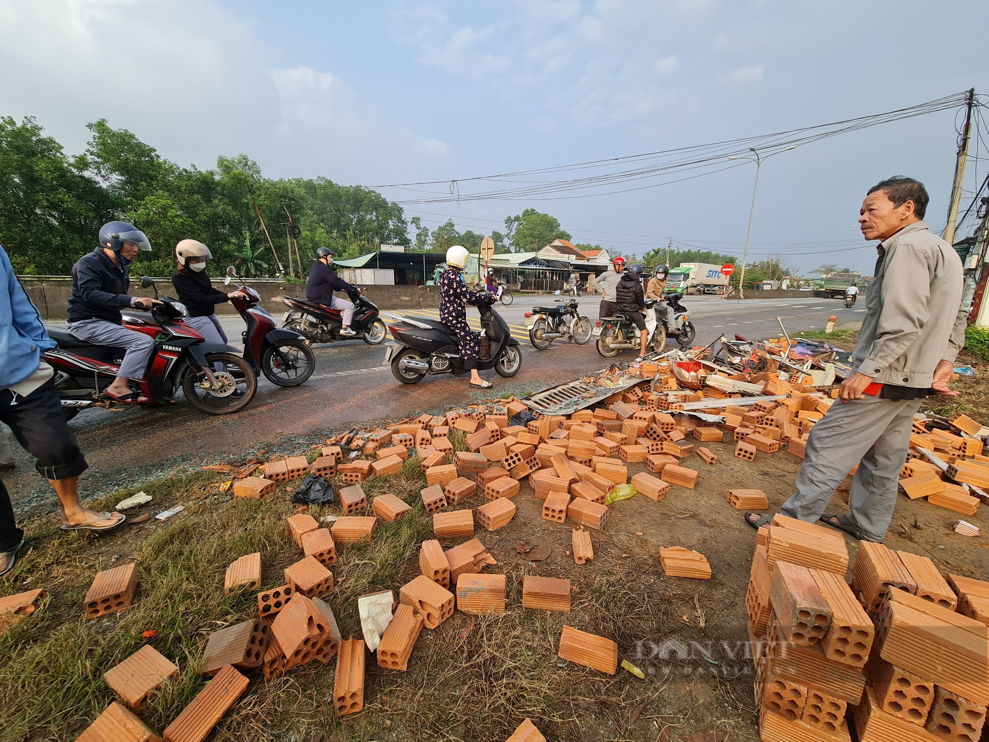 Quảng Nam: Hình ảnh xe khách nát bét sau khi “hôn đít” xe tải làm 3 người chết - Ảnh 8.