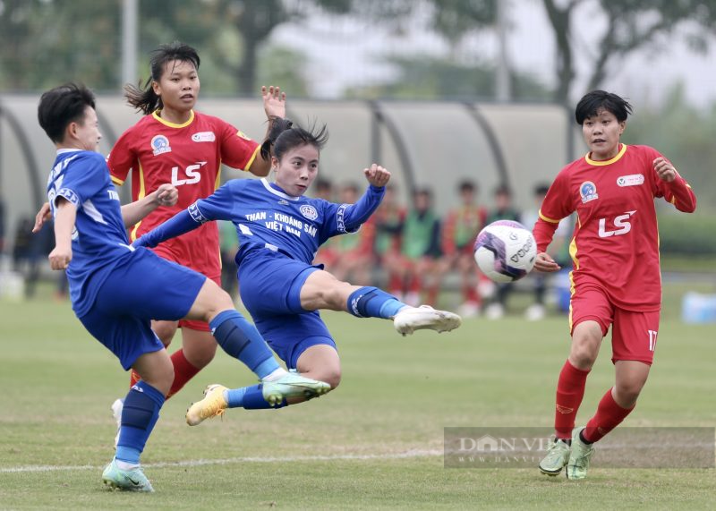 Huỳnh Như ôm chầm HLV Mai Đức Chung ngày gặp lại - Ảnh 9.