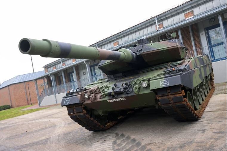 Binh sĩ Ukraine tiết lộ lái xe tăng Leopard giống như 'cưỡi Mercedes' - Ảnh 1.