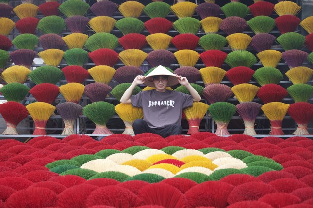 Làng hương Quảng Phú Cầu rực rỡ sắc màu thu hút giới trẻ đến chụp ảnh, quảng bá du lịch - Ảnh 4.