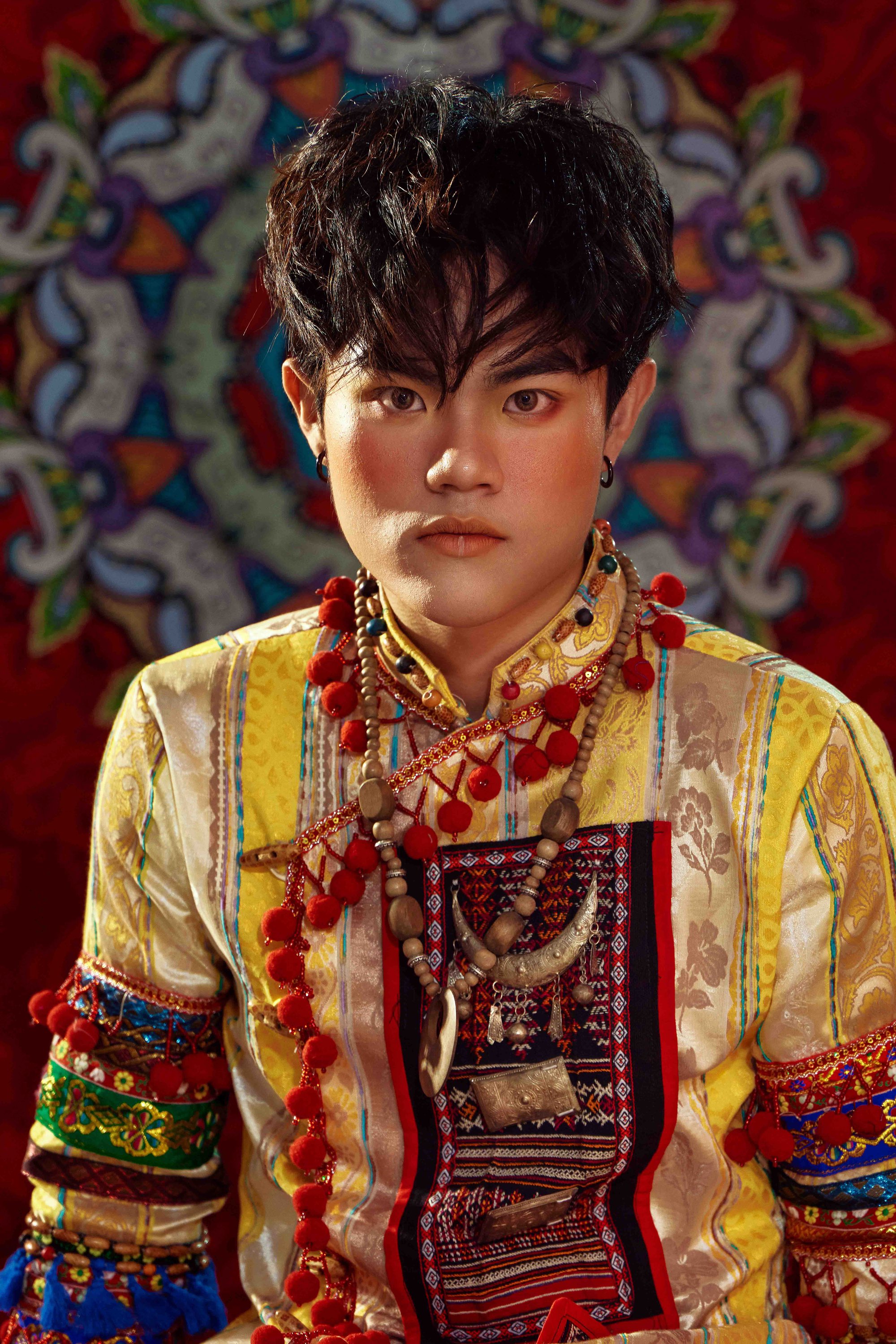Hoàng tử ảnh quốc tế Quang Anh lạ lẫm trong bộ ảnh áo dài kết hợp với phong cách 'Bohemian' - Ảnh 7.