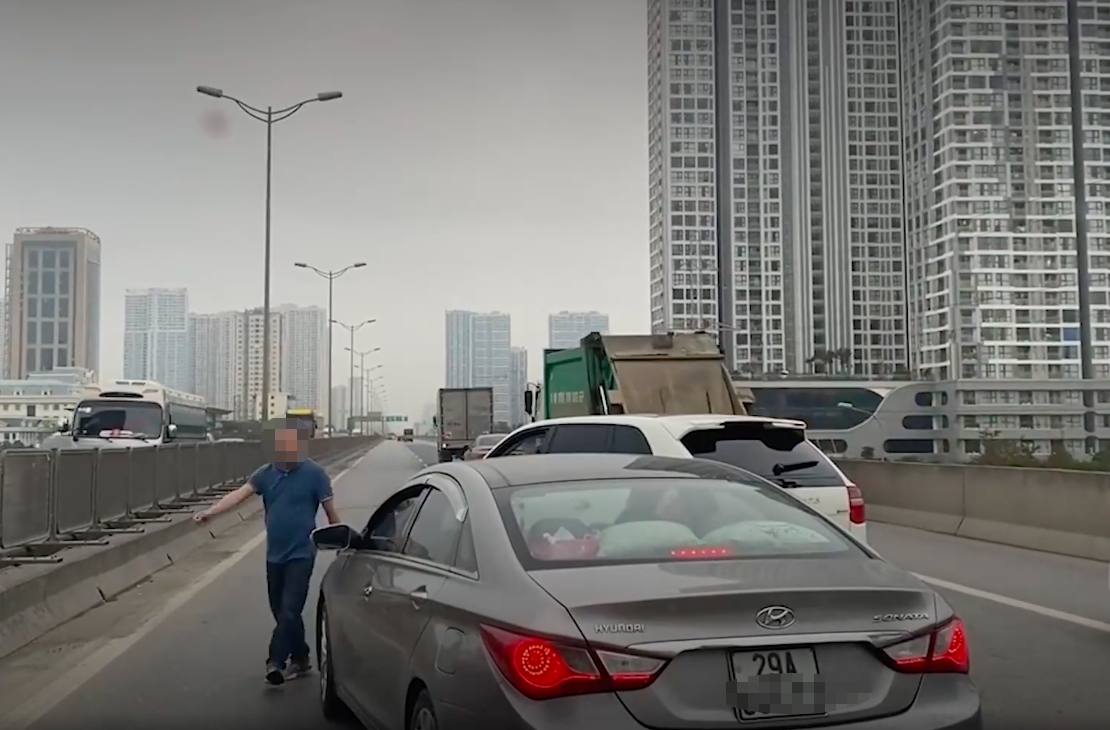 The case of the Porsche driver who stopped another car: The driver claimed to speak loudly, so he splashed his saliva, did not intentionally spit - Photo 2.