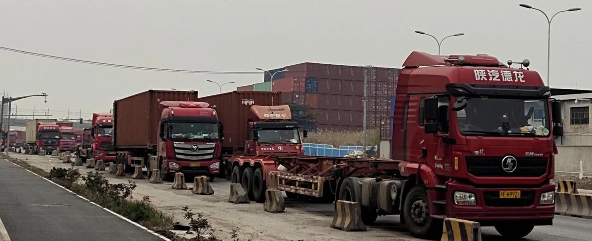 Đơn hàng toàn cầu giảm mạnh, container rỗng chất đống tại cảng biển Trung Quốc - Ảnh 2.