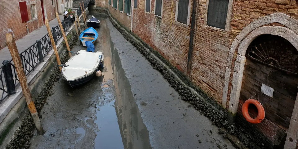 Cận cảnh kênh đào Venice không một giọt nước, nhiều thuyền mắc cạn - Ảnh 1.