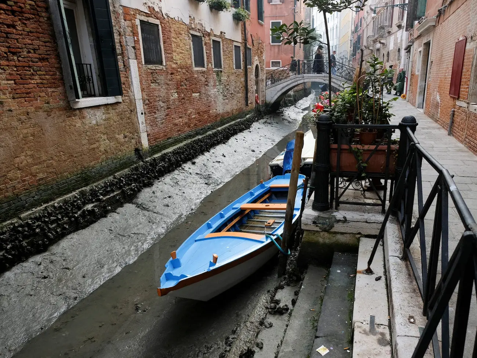 Cận cảnh kênh đào Venice không một giọt nước, nhiều thuyền mắc cạn - Ảnh 2.