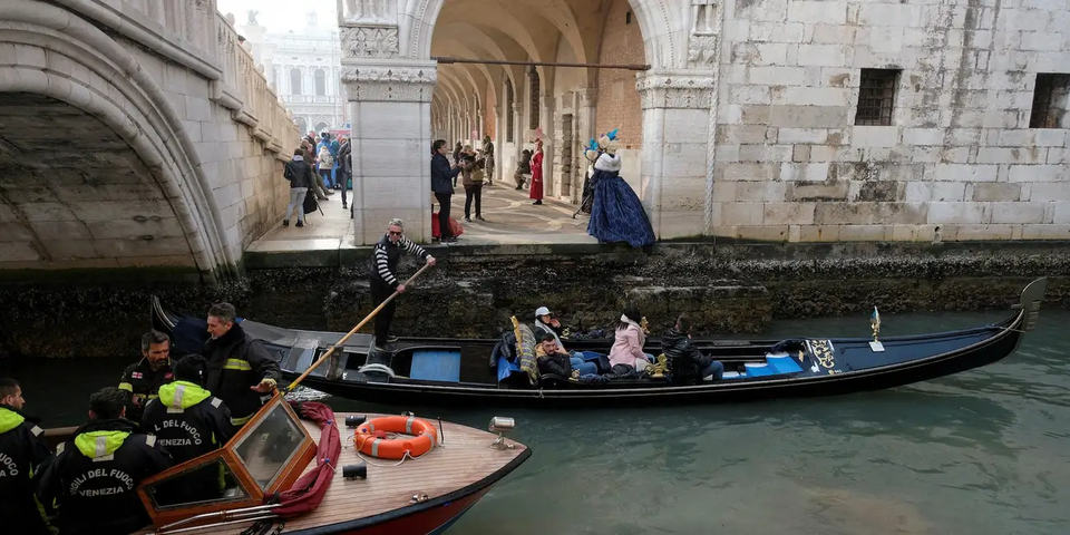 Cận cảnh kênh đào Venice không một giọt nước, nhiều thuyền mắc cạn - Ảnh 3.