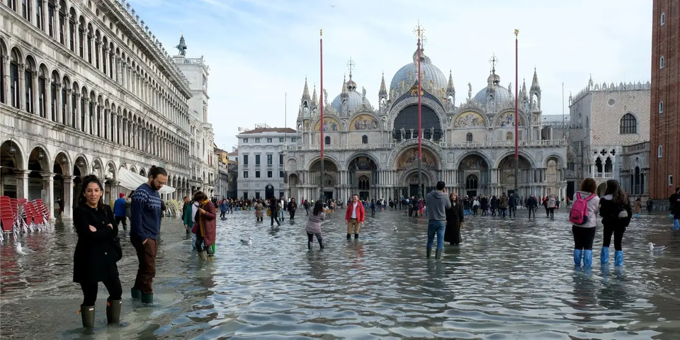Cận cảnh kênh đào Venice không một giọt nước, nhiều thuyền mắc cạn - Ảnh 4.