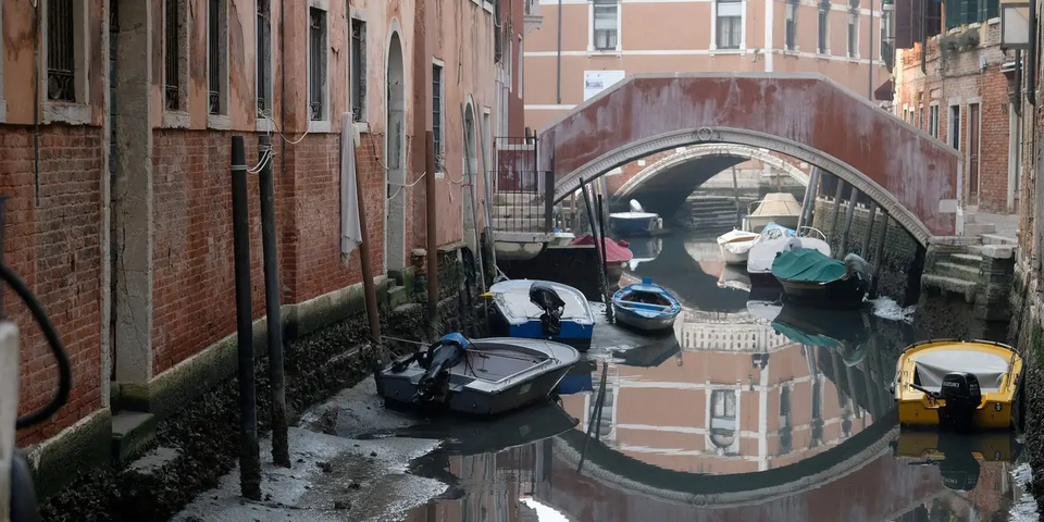 Cận cảnh kênh đào Venice không một giọt nước, nhiều thuyền mắc cạn - Ảnh 5.
