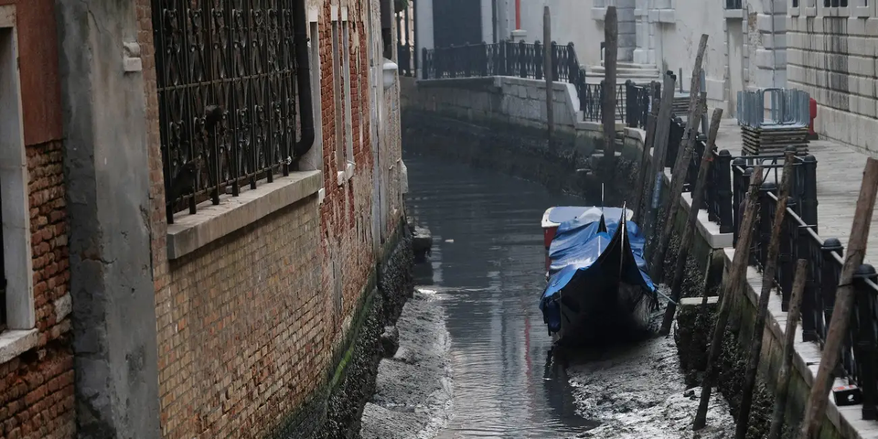 Cận cảnh kênh đào Venice không một giọt nước, nhiều thuyền mắc cạn - Ảnh 6.