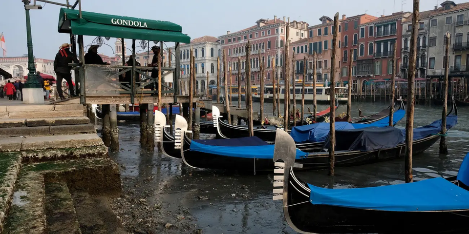 Cận cảnh kênh đào Venice không một giọt nước, nhiều thuyền mắc cạn - Ảnh 7.