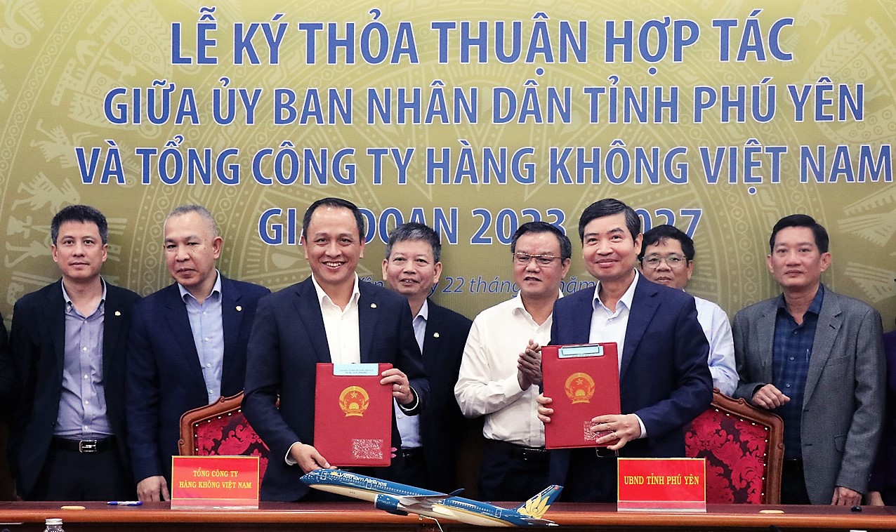 UBND tỉnh Phú Yên và Vietnam Airlines hợp tác xúc tiến đầu tư, thương mại, du lịch - Ảnh 1.