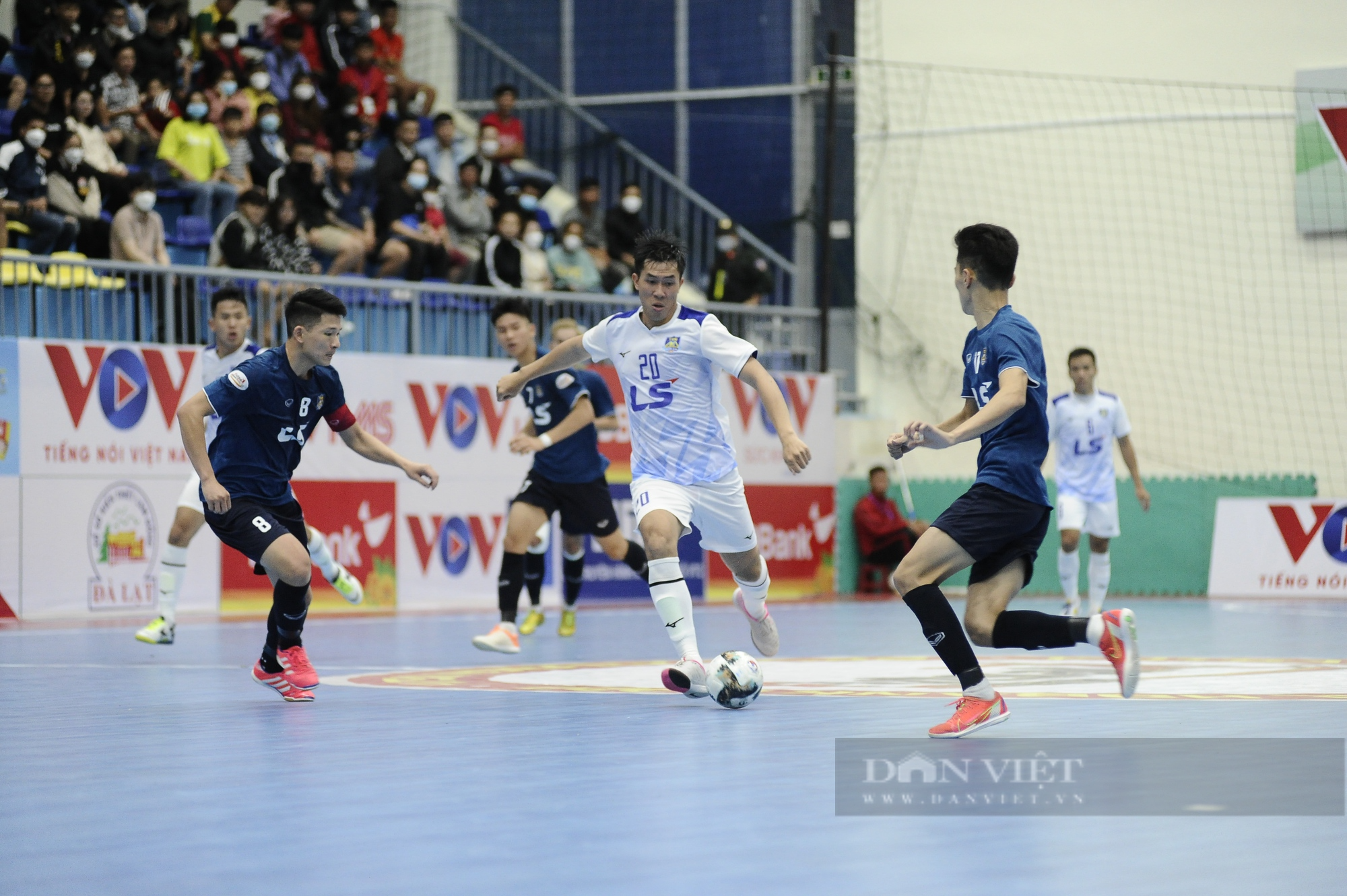 Lần đầu bán vé tại Giải futsal quốc gia - Ảnh 1.