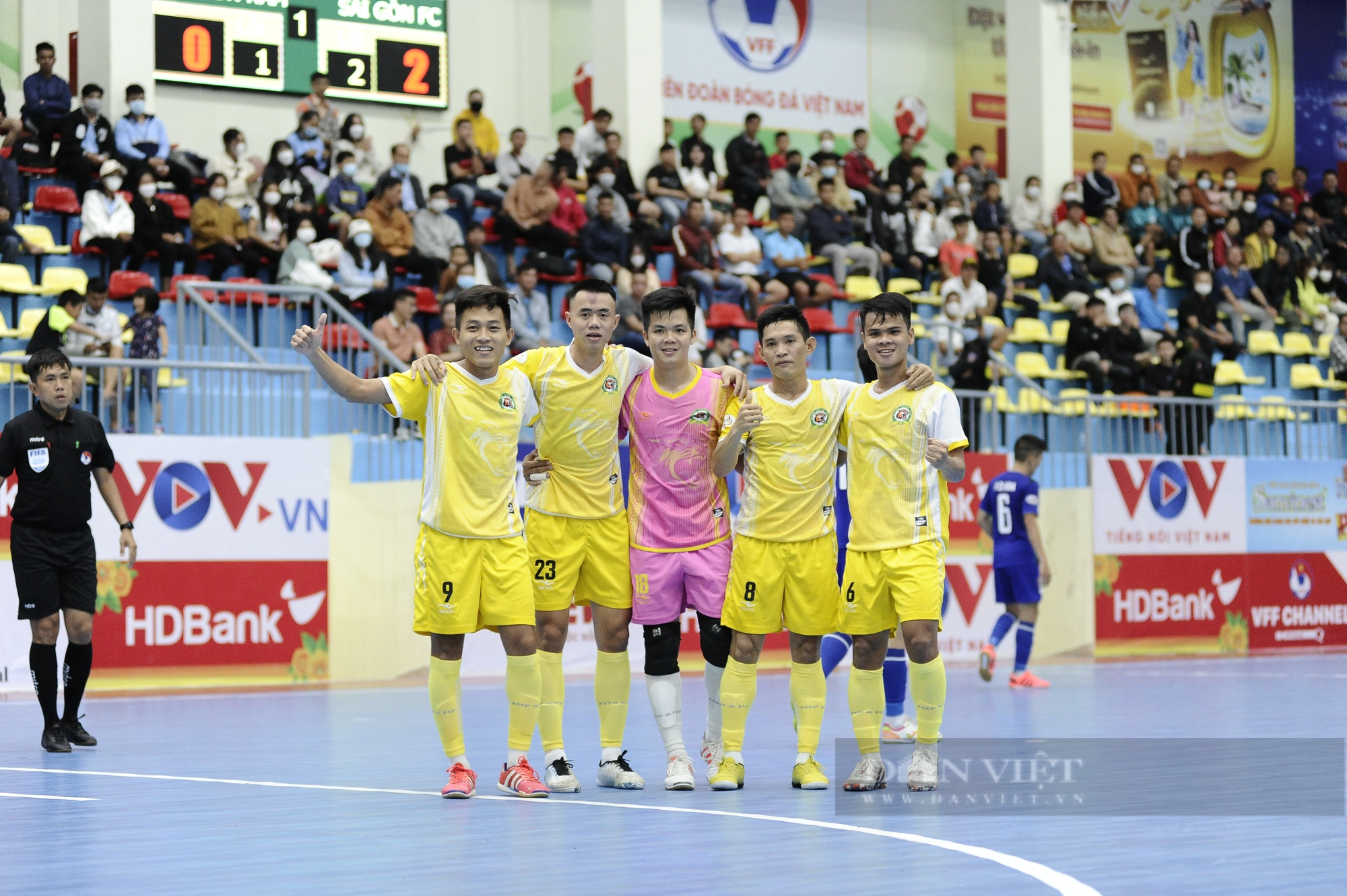 Lần đầu bán vé tại Giải futsal quốc gia - Ảnh 2.