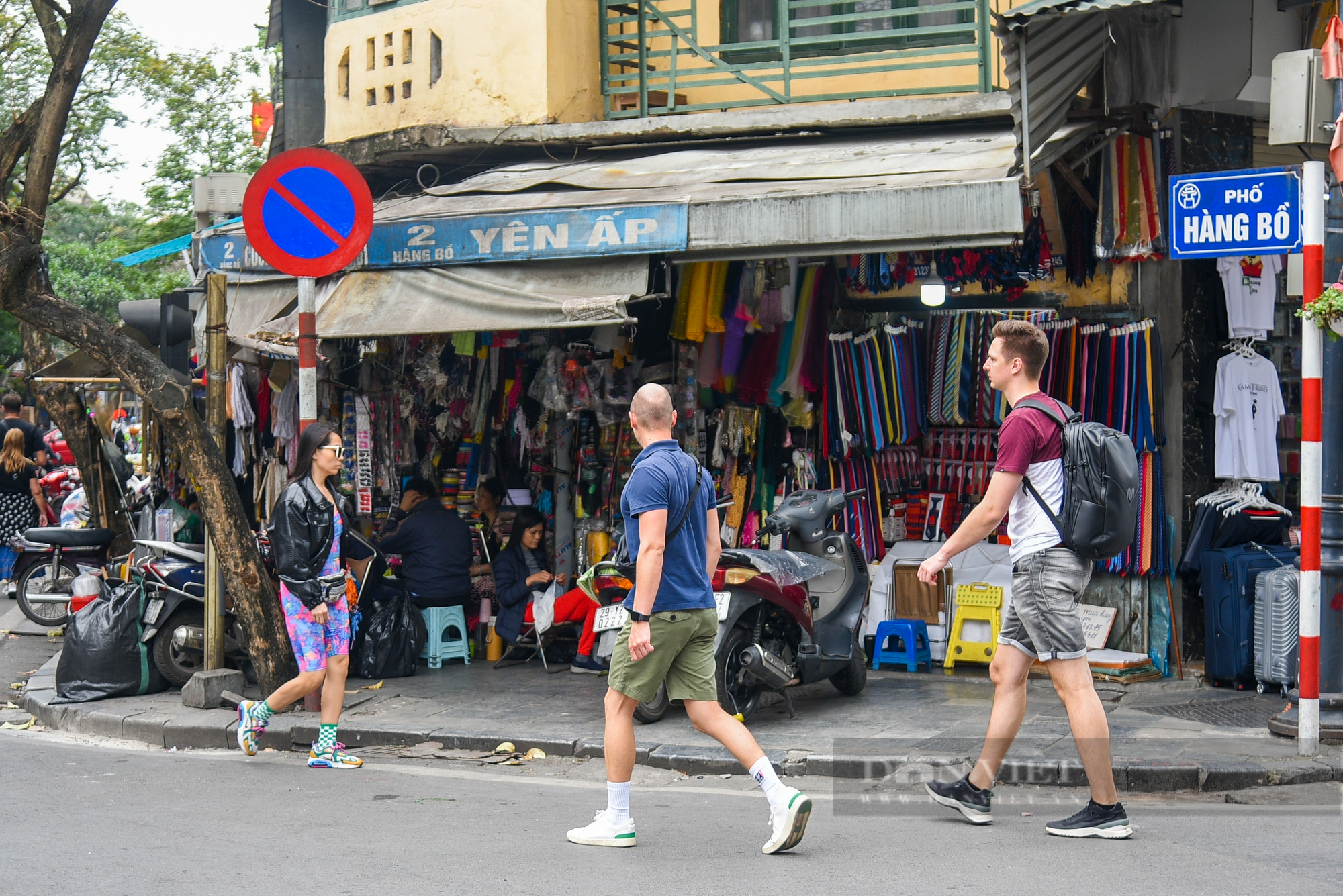 Vỉa hè ở Hà Nội bị &quot;cướp&quot; trắng trợn, người đi bộ bị đẩy xuống đường - Ảnh 1.