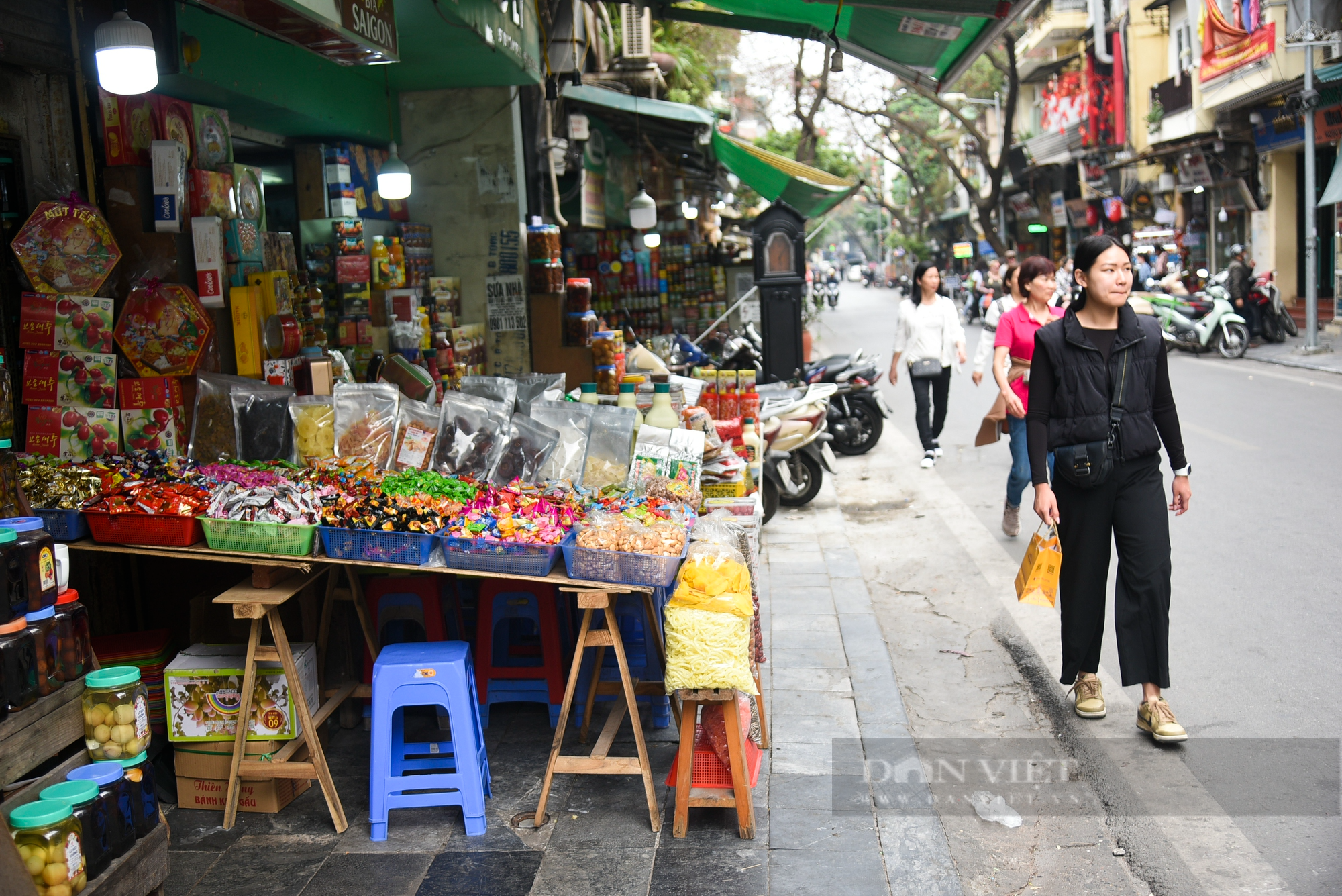 Vỉa hè ở Hà Nội bị &quot;cướp&quot; trắng trợn, người đi bộ bị đẩy xuống đường - Ảnh 2.