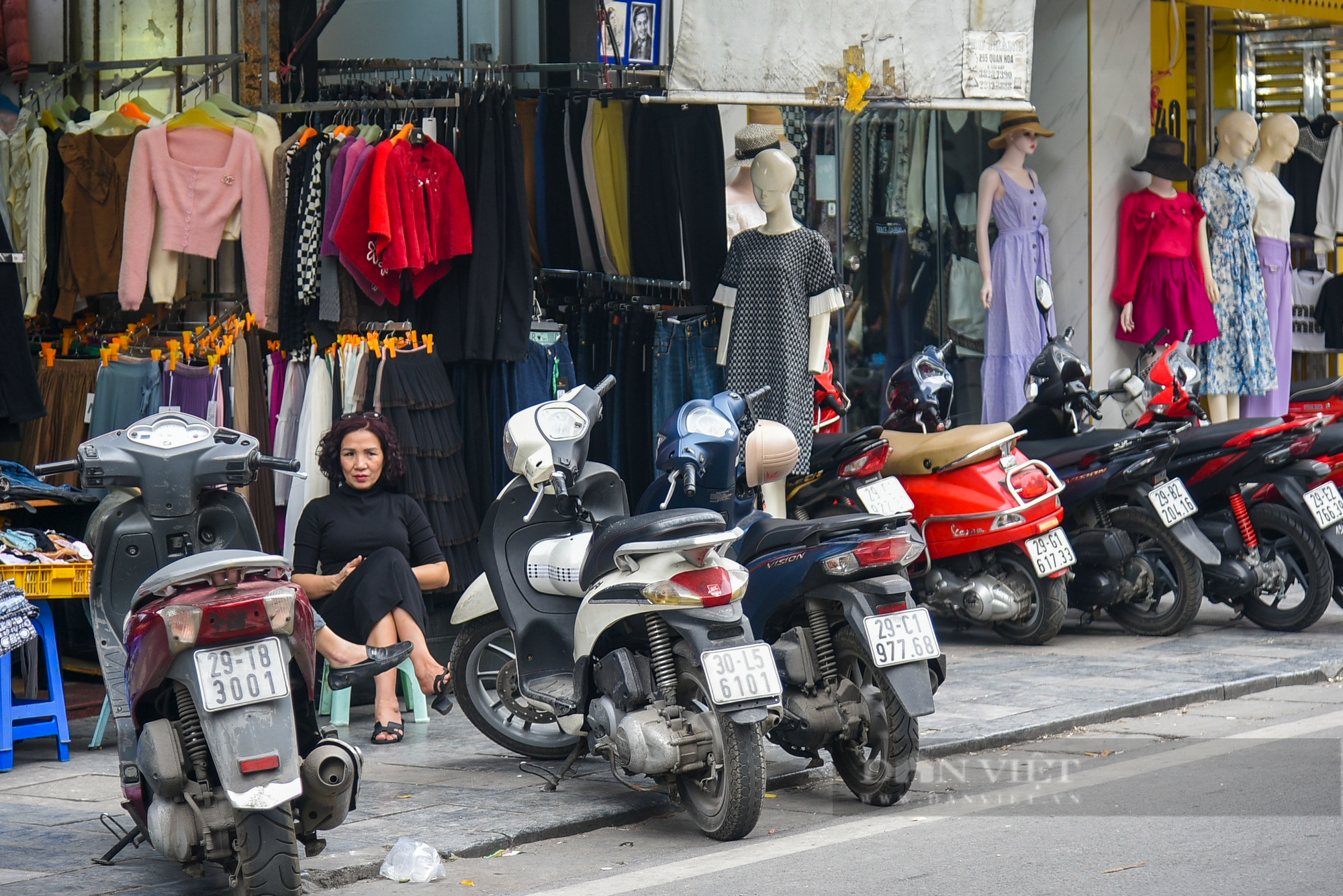 Vỉa hè ở Hà Nội bị &quot;cướp&quot; trắng trợn, người đi bộ bị đẩy xuống đường - Ảnh 4.