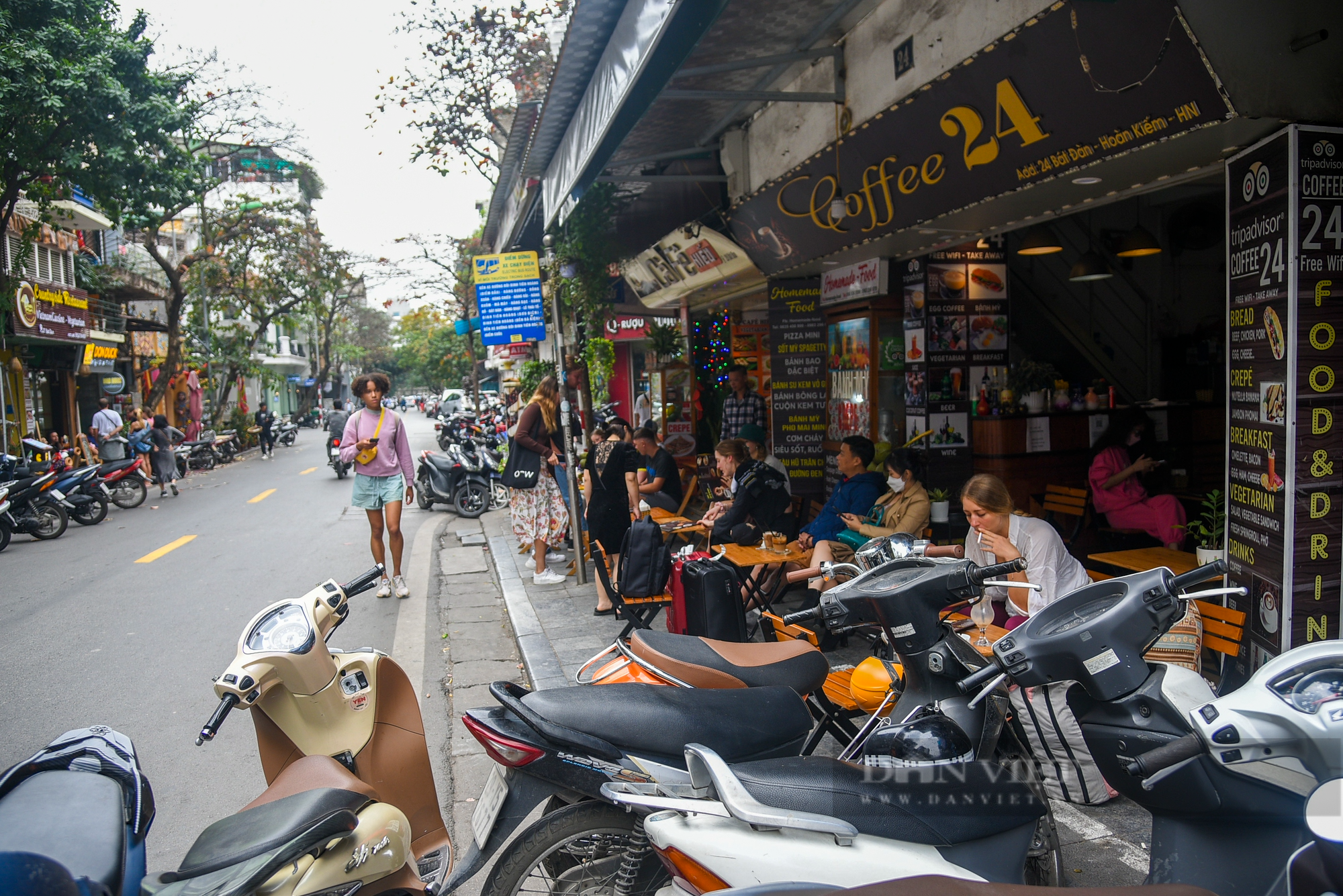 Vỉa hè ở Hà Nội bị &quot;cướp&quot; trắng trợn, người đi bộ bị đẩy xuống đường - Ảnh 5.