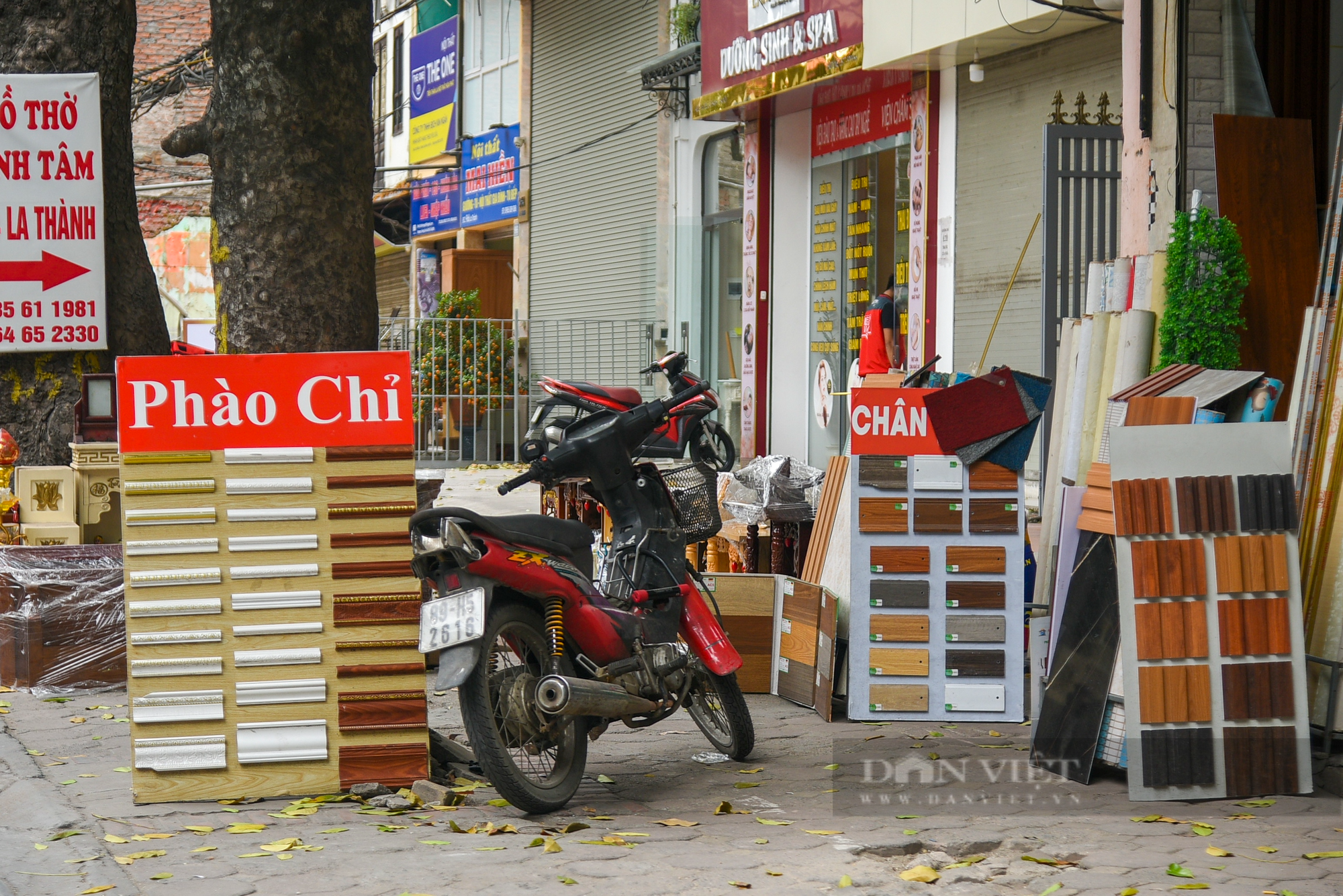 Vỉa hè ở Hà Nội bị &quot;cướp&quot; trắng trợn, người đi bộ bị đẩy xuống đường - Ảnh 9.