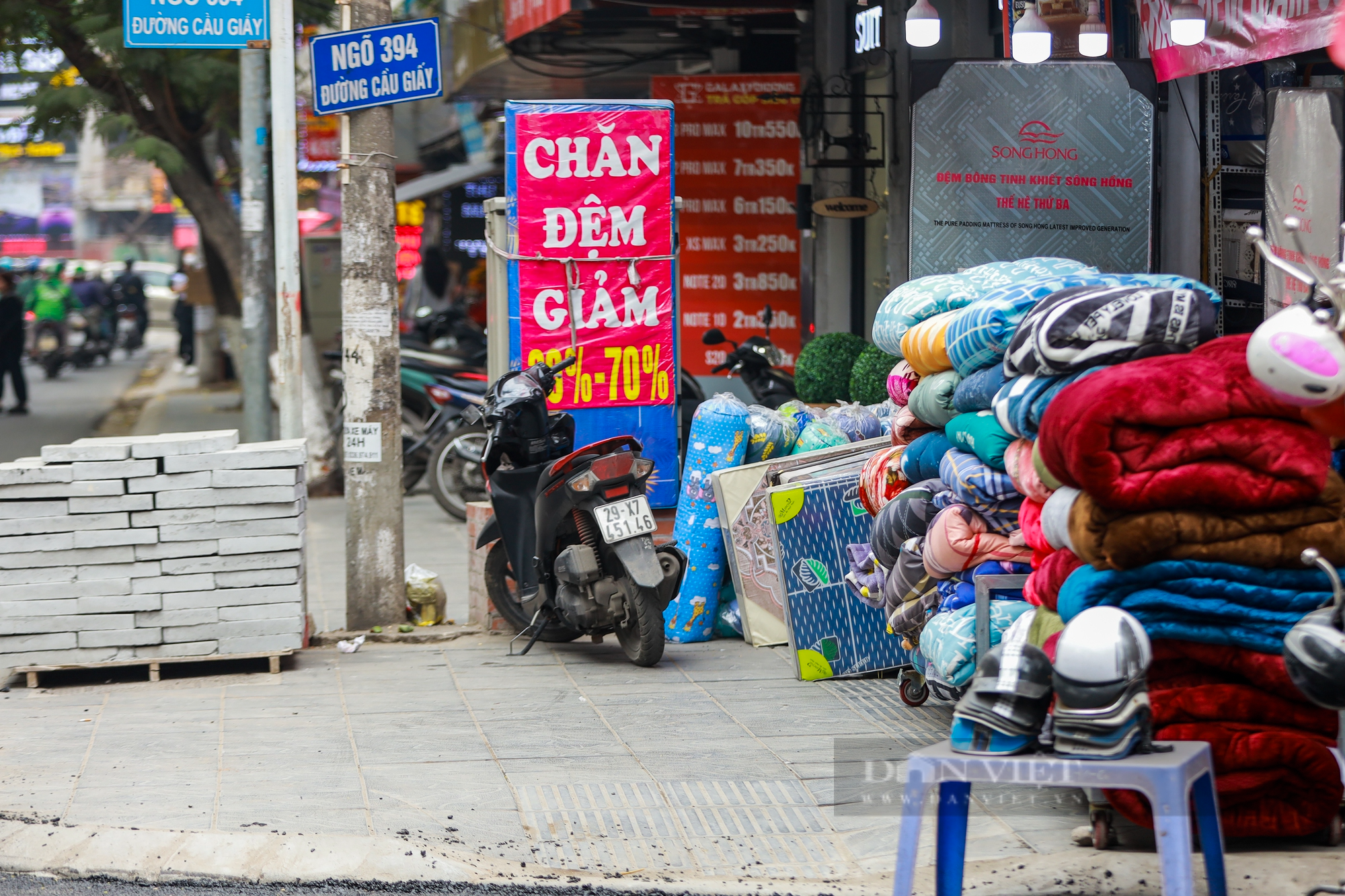 Vỉa hè ở Hà Nội bị &quot;cướp&quot; trắng trợn, người đi bộ bị đẩy xuống đường - Ảnh 12.