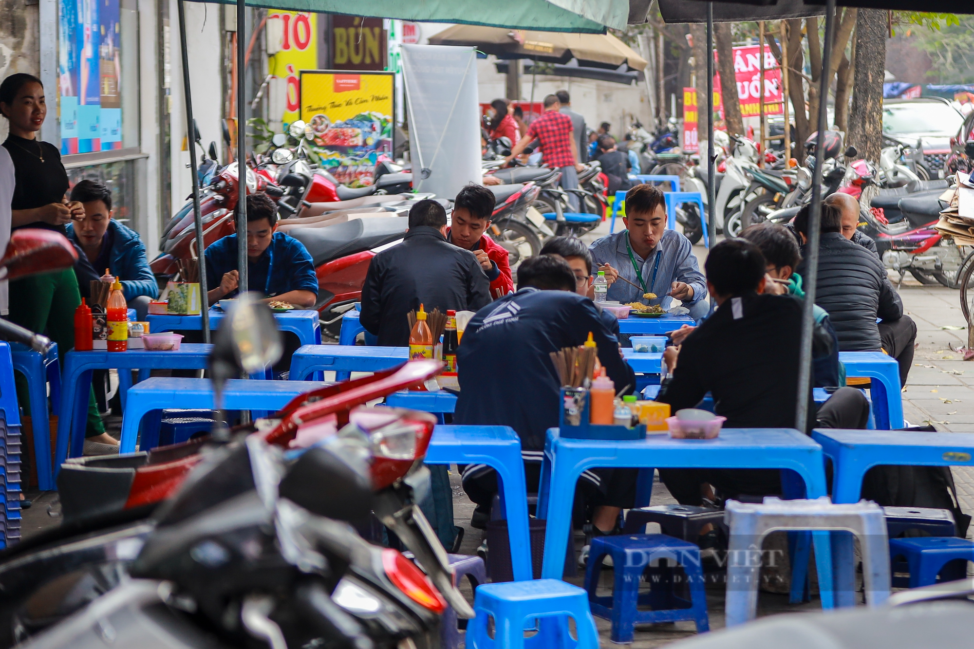 Vỉa hè ở Hà Nội bị &quot;cướp&quot; trắng trợn, người đi bộ bị đẩy xuống đường - Ảnh 14.