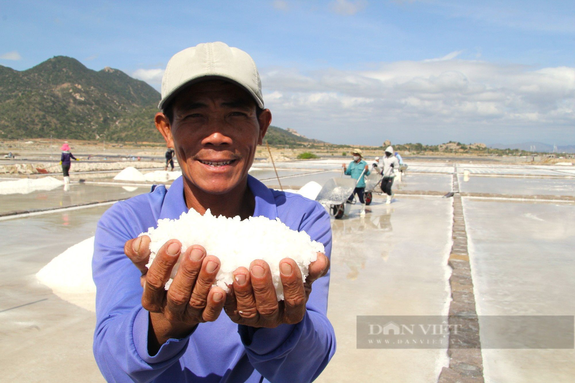 Diêm dân Ninh Thuận phấn khởi với giá muối tăng cao kỷ lục, nhiều hộ thu lãi lớn - Ảnh 1.