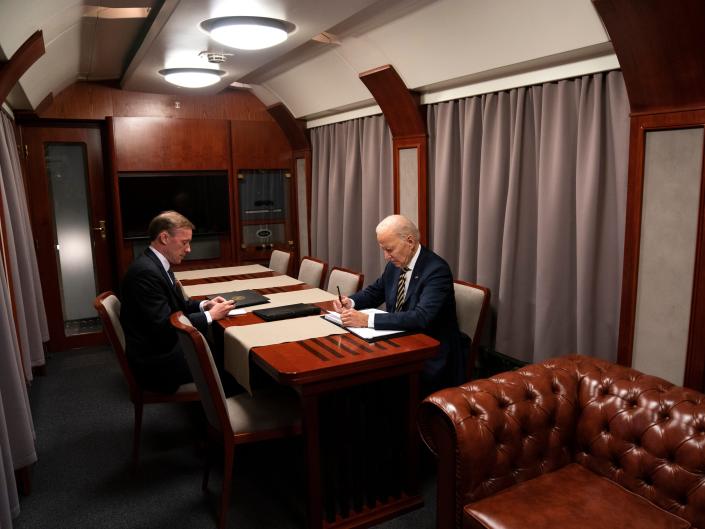 Bên trong khoang tàu chở ông Biden đến Kiev có gì đặc biệt? - Ảnh 2.