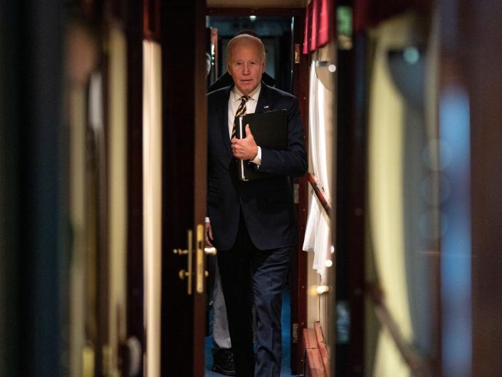 Bên trong khoang tàu chở ông Biden đến Kiev có gì đặc biệt? - Ảnh 1.