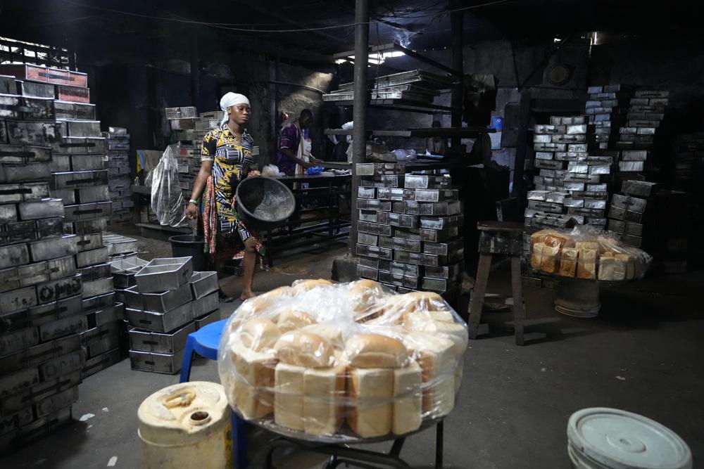 Mọi người làm việc bên trong một tiệm bánh ở Lagos, Nigeria, ngày 3 tháng 2 năm 2023. Gần một năm sau khi Nga xâm chiếm Ukraine, nền kinh tế toàn cầu vẫn đang phải gánh chịu hậu quả - nguồn cung ngũ cốc, phân bón và năng lượng bị cạn kiệt cùng với lạm phát gia tăng và tình trạng bất ổn kinh tế. Ảnh: @AP Photo/Sunday Alamba.