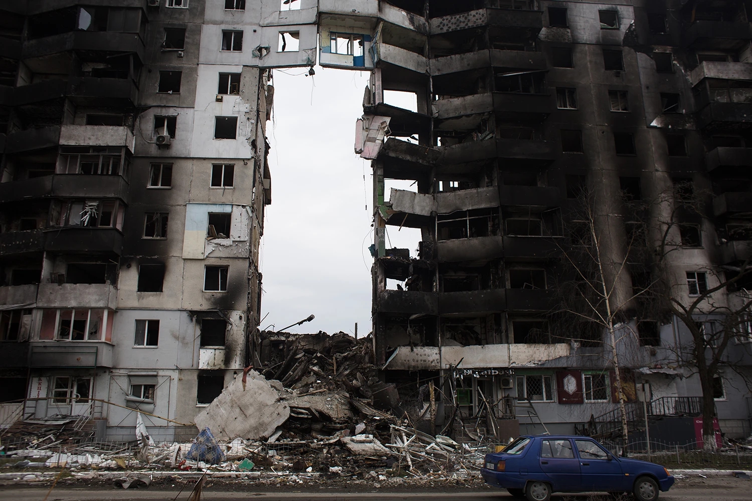 Quang cảnh một tòa nhà dân cư bị phá hủy ở Borodianka, Ukraine, vào ngày 5 tháng 4 năm 2022. ẢNH: @ANASTASIA VLASOVA/GETTY.