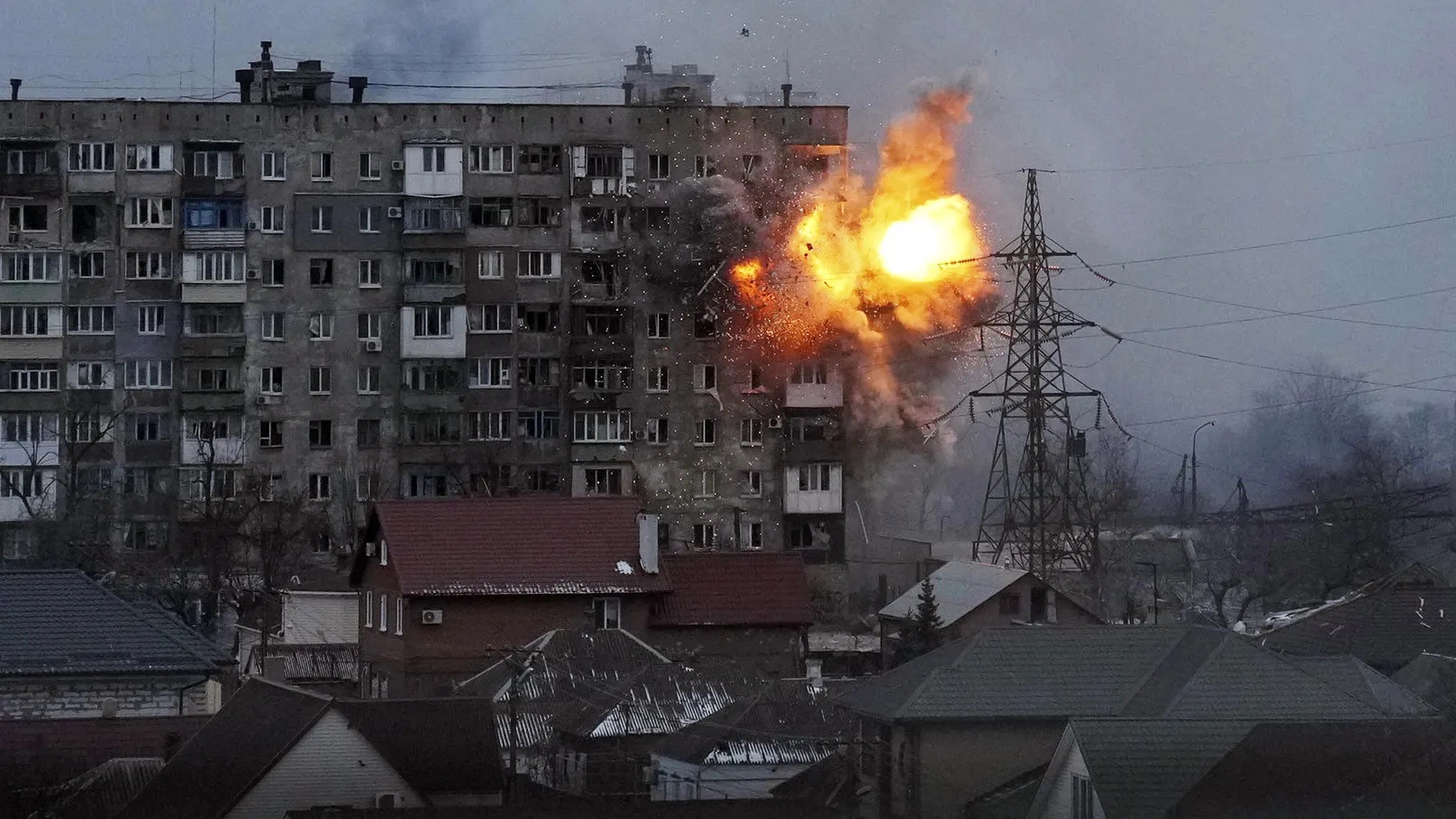 Một vụ nổ phá hủy mặt bên của một tòa nhà chung cư sau khi xe tăng của quân đội Nga nổ súng ở Mariupol, Ukraine, vào ngày 11 tháng 3 năm 2022. Ảnh: @Evgeniy Maloletka/AP.