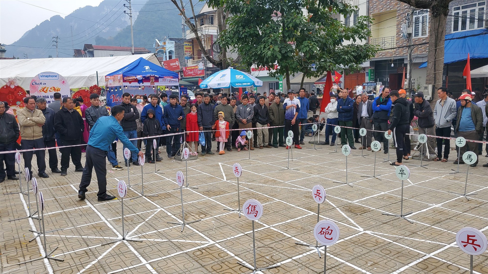 Đây là trò chơi dân gian hút khách xem tại một lễ hội mùa xuân ở Cao Bằng, tham gia toàn trai làng to khỏe - Ảnh 4.