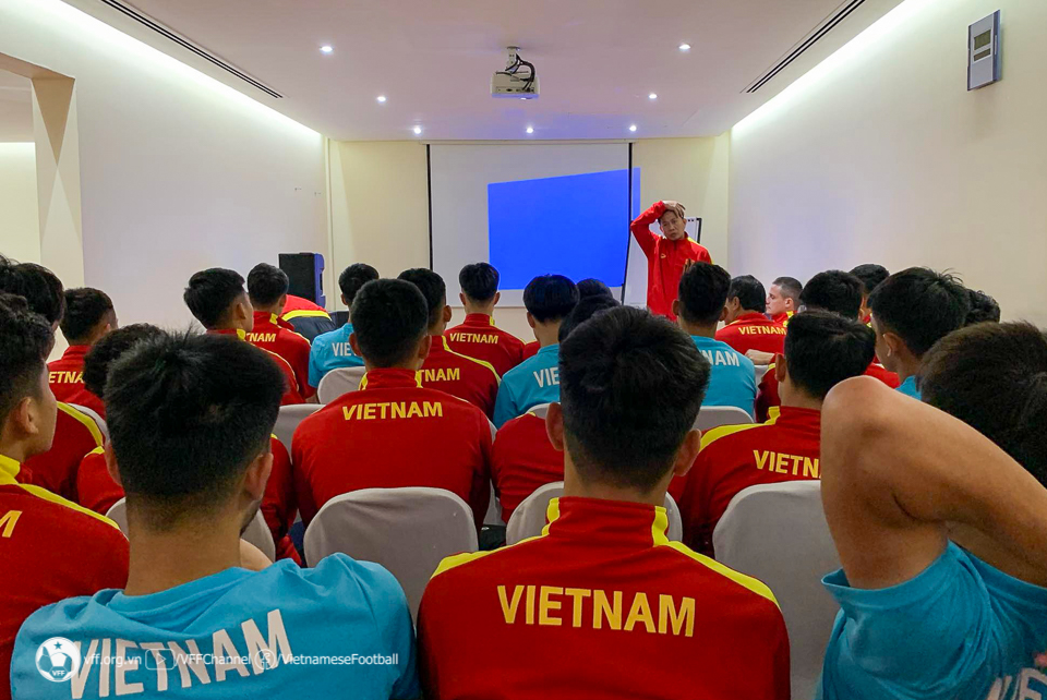 HLV Hoàng Anh Tuấn chỉ ra thiếu sót của U20 Việt Nam trước trận đấu Dubai FC - Ảnh 1.