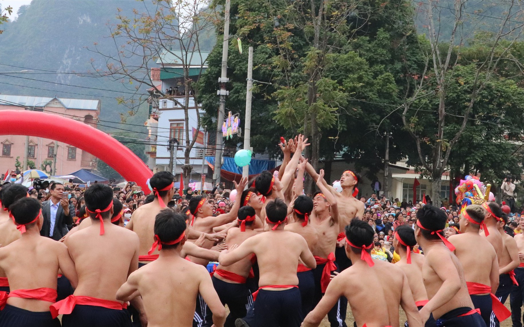 Đây là trò chơi dân gian hút khách xem tại một lễ hội mùa xuân ở Cao Bằng, tham gia toàn trai làng to khỏe