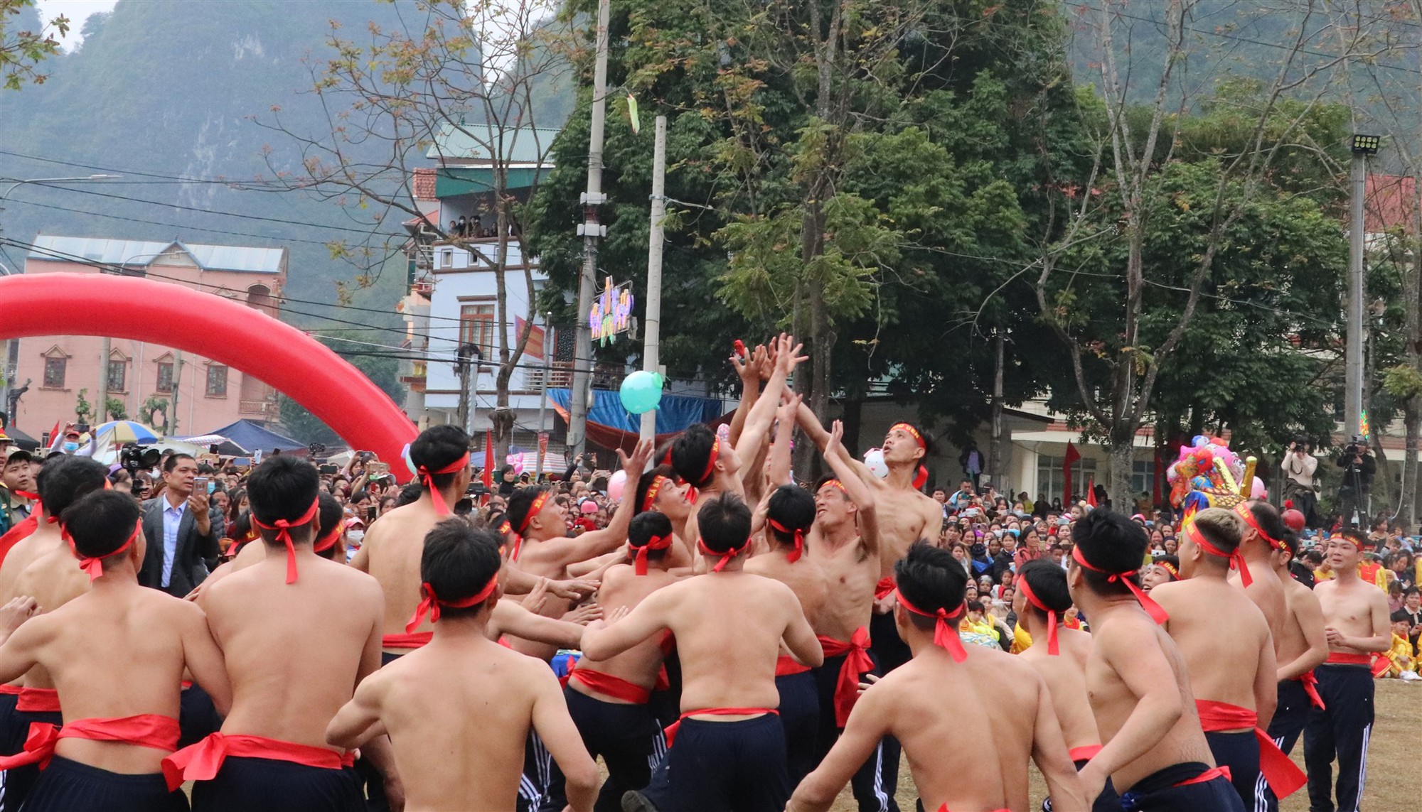 Đây là trò chơi dân gian hút khách xem tại một lễ hội mùa xuân ở Cao Bằng, tham gia toàn trai làng to khỏe - Ảnh 1.