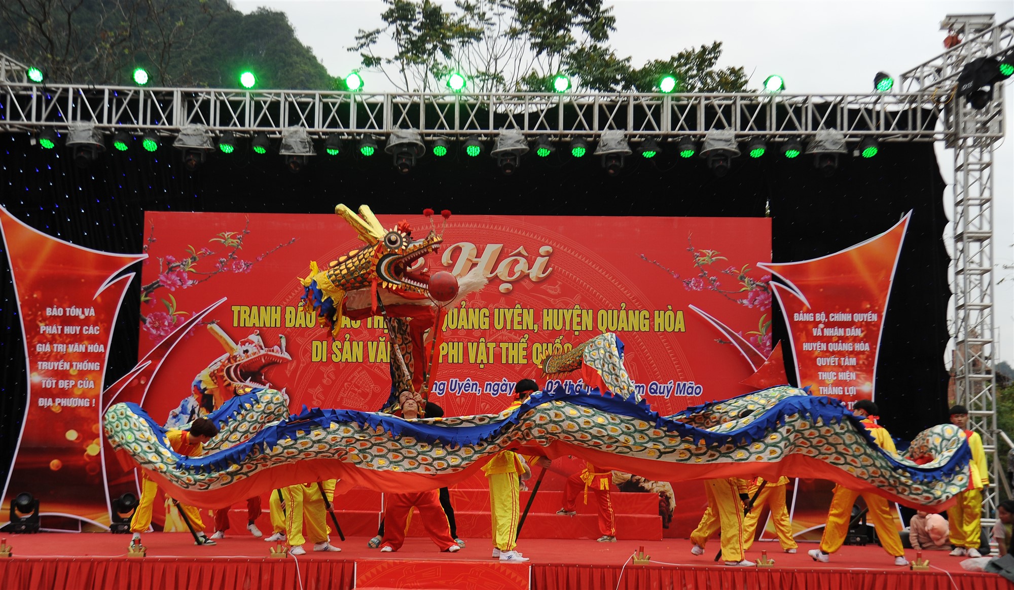 Đây là trò chơi dân gian hút khách xem tại một lễ hội mùa xuân ở Cao Bằng, tham gia toàn trai làng to khỏe - Ảnh 2.