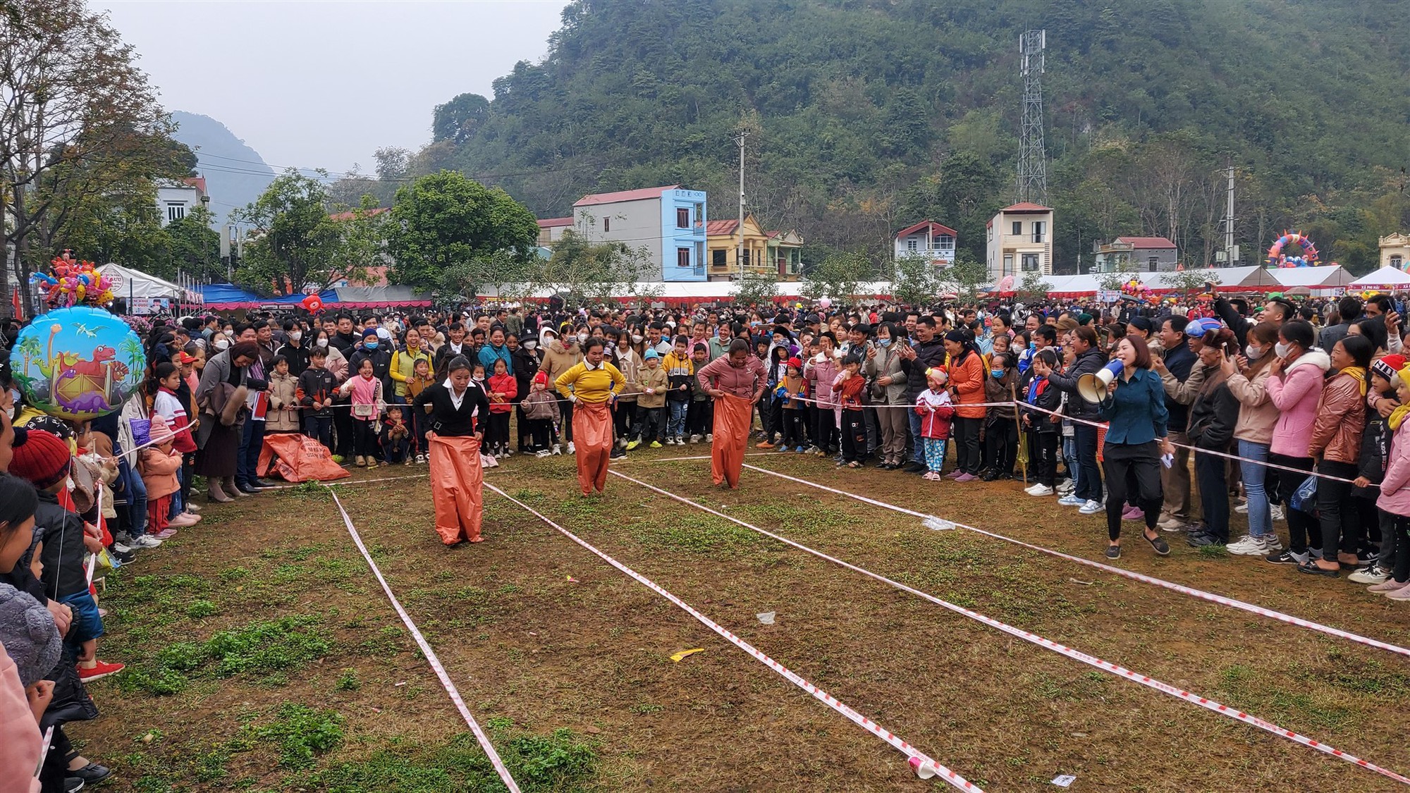 Đây là trò chơi dân gian hút khách xem tại một lễ hội mùa xuân ở Cao Bằng, tham gia toàn trai làng to khỏe - Ảnh 6.