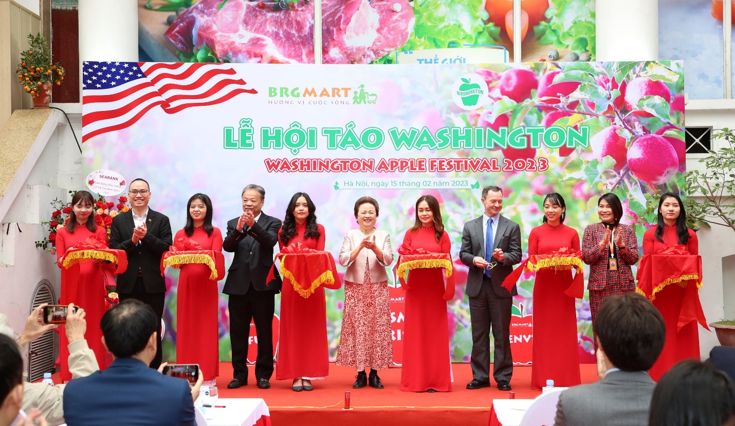 Rộn ràng mua sắm tại Lễ hội Táo Washington siêu thị BRGMart 2023 - Ảnh 1.