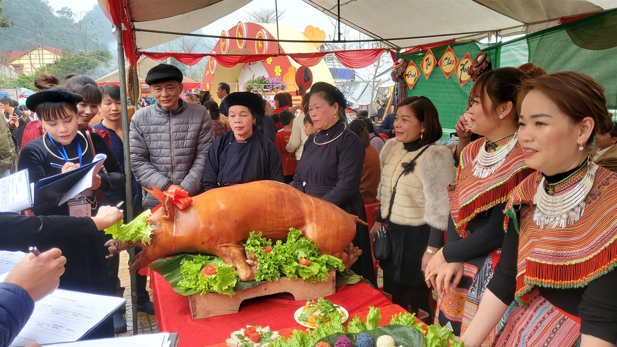 Đây là trò chơi dân gian hút khách xem tại một lễ hội mùa xuân ở Cao Bằng, tham gia toàn trai làng to khỏe - Ảnh 3.