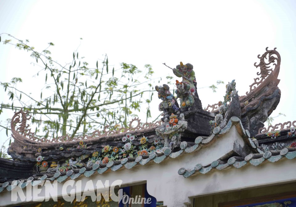 Cận cảnh khu mộ đồ sộ của ông Hội đồng Suông họ Hà ở Kiên Giang - Ảnh 7.