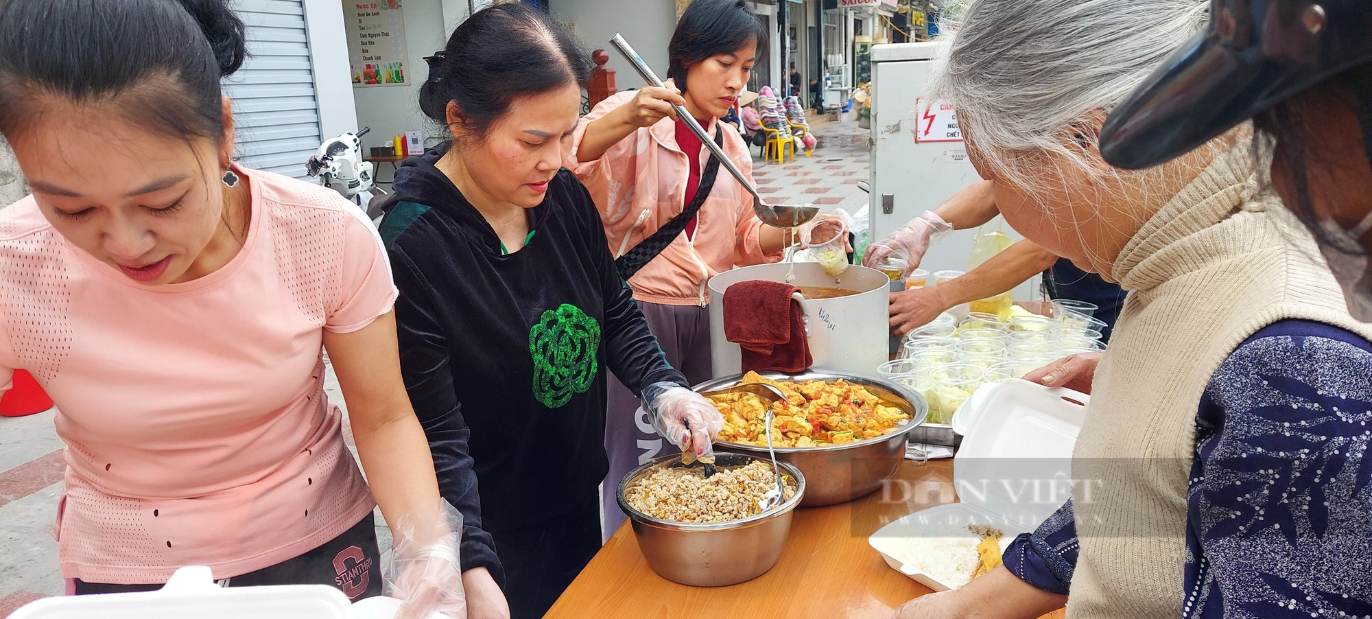  Video: Quán cơm &quot;5k&quot;, dành tặng người lao động nghèo - Ảnh 10.