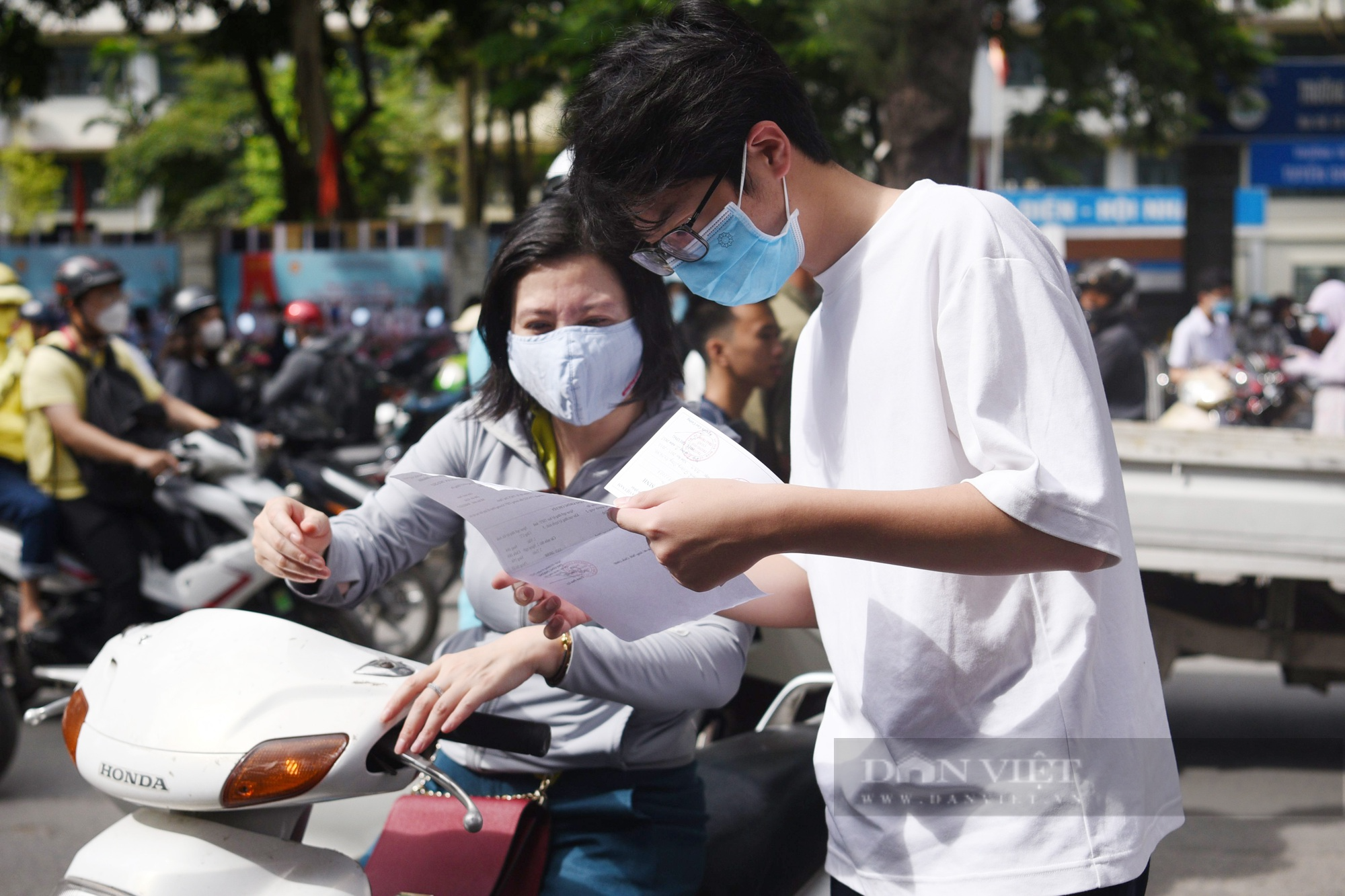 Phụ huynh kêu áp lực &quot;cuộc đua&quot; thi vào lớp 10, lãnh đạo các tỉnh thành nói gì? - Ảnh 1.