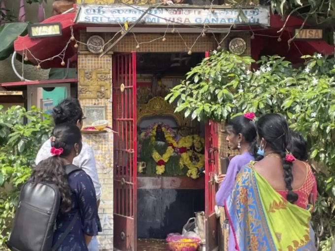 Ấn Độ: Độc đáo với &quot;đền thờ visa&quot; người dân tới chỉ xin duy nhất một điều này - Ảnh 2.