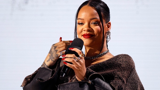 Rihanna lần đầu lên sân khấu Oscar - Ảnh 1.