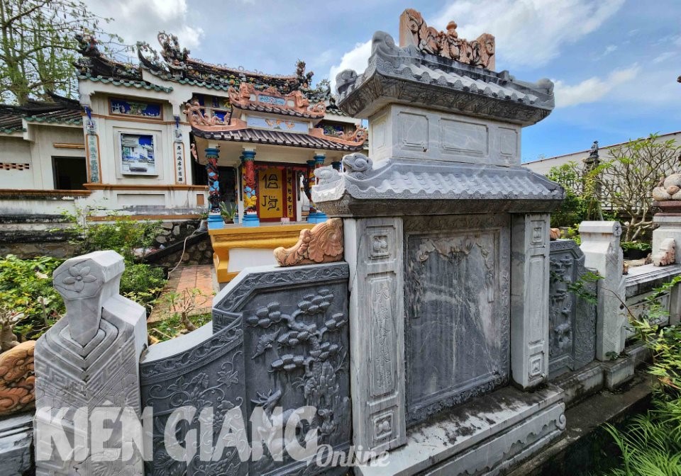 Cận cảnh khu mộ đồ sộ của ông Hội đồng Suông họ Hà ở Kiên Giang - Ảnh 4.