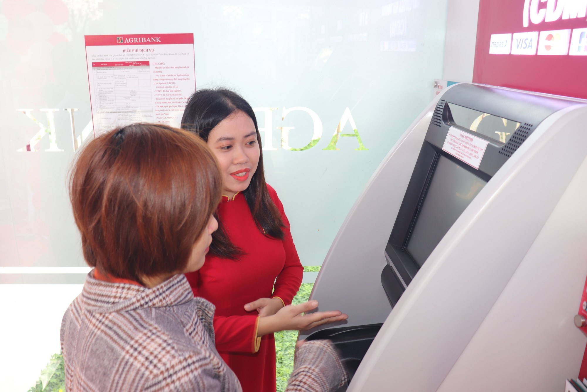 Agribank Phú Yên cung cấp dịch vụ ngân hàng hiện đại đến huyện miền núi Sơn Hòa - Ảnh 2.